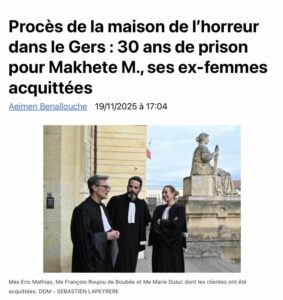 Trois avocats en discussion avec des tenues de plaidoirie, justice.
